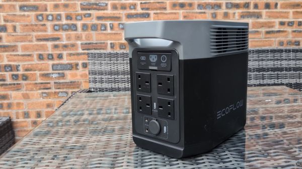 Rear AC Outlets & Inputs